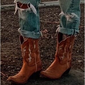 In search of these Frye boots… tan with either white or purple other color inlay
